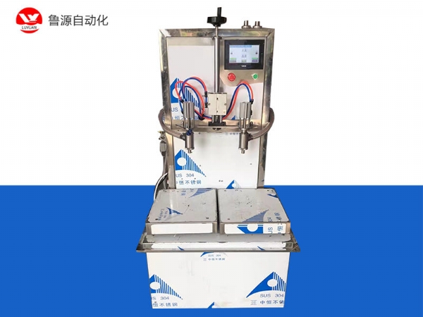 半自動(dòng)稱(chēng)重式灌裝機(jī)